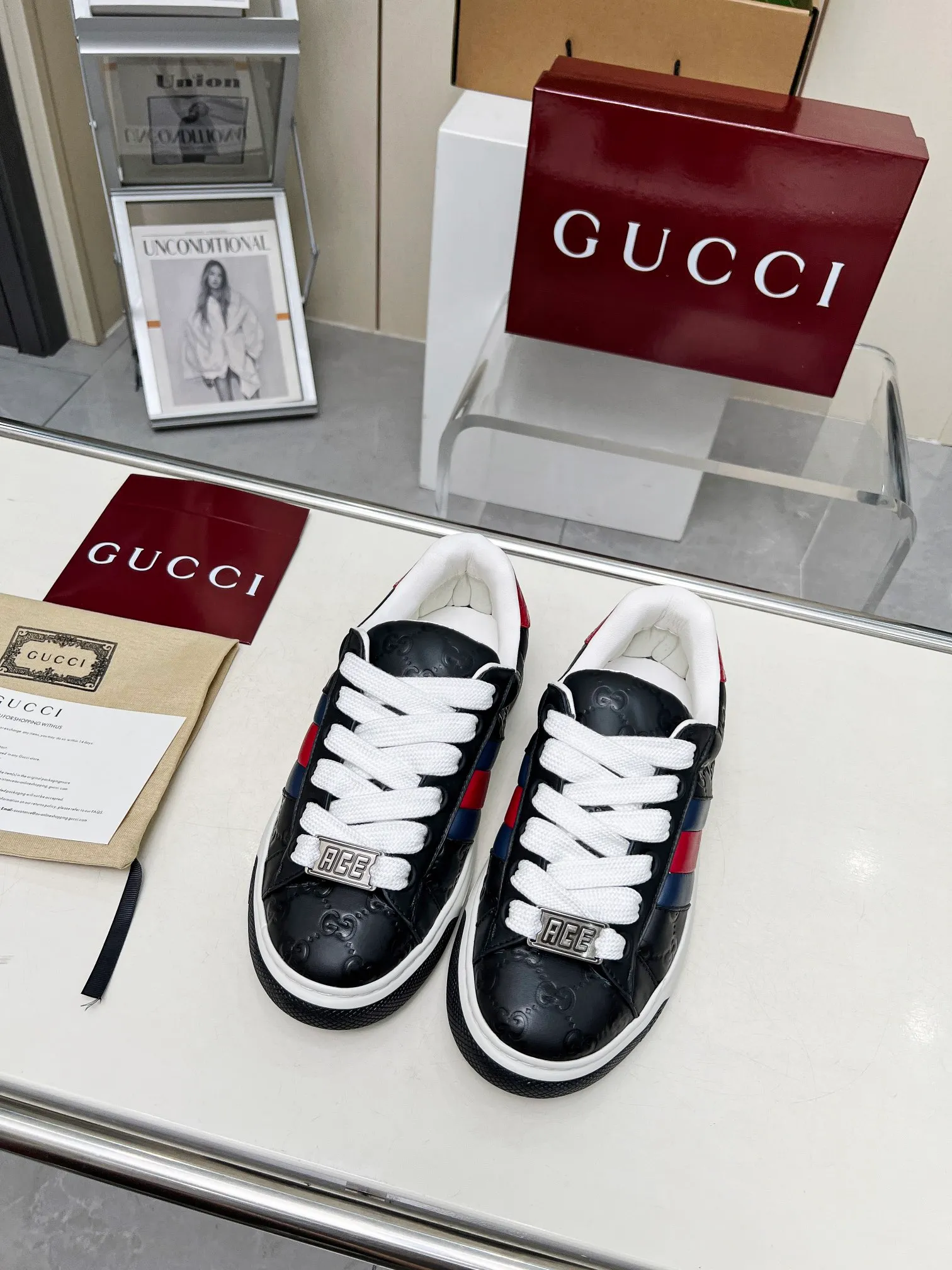 P660 embossed layout ❤️❤️❤️Gucci Gucci's latest Ace series casual sneakers for couples 🌸🌸🌸Original purchase, development and production. Since the advent of Gucci, the Ace series of sneakers has continued the brand narrative, and its ingenuity has made it the main product. The new series presents a distinctive low-top design with unique details to reinterpret the sneaker silhouette. The lace fixation is decorated with an "ACE" metal logo, and the thickened structure delicately creates a stiff shoe shape. 💖💖💖Gucci’s classic red and green striped webbing adds to the charm of the entire design. ☑️Fabric: Original imported first-layer cowhide ☑️Inner lining: Original customized soft cowhide ☑️Bottom thickness: 3CM ☑️Size: Female 35-40 Male 40-45